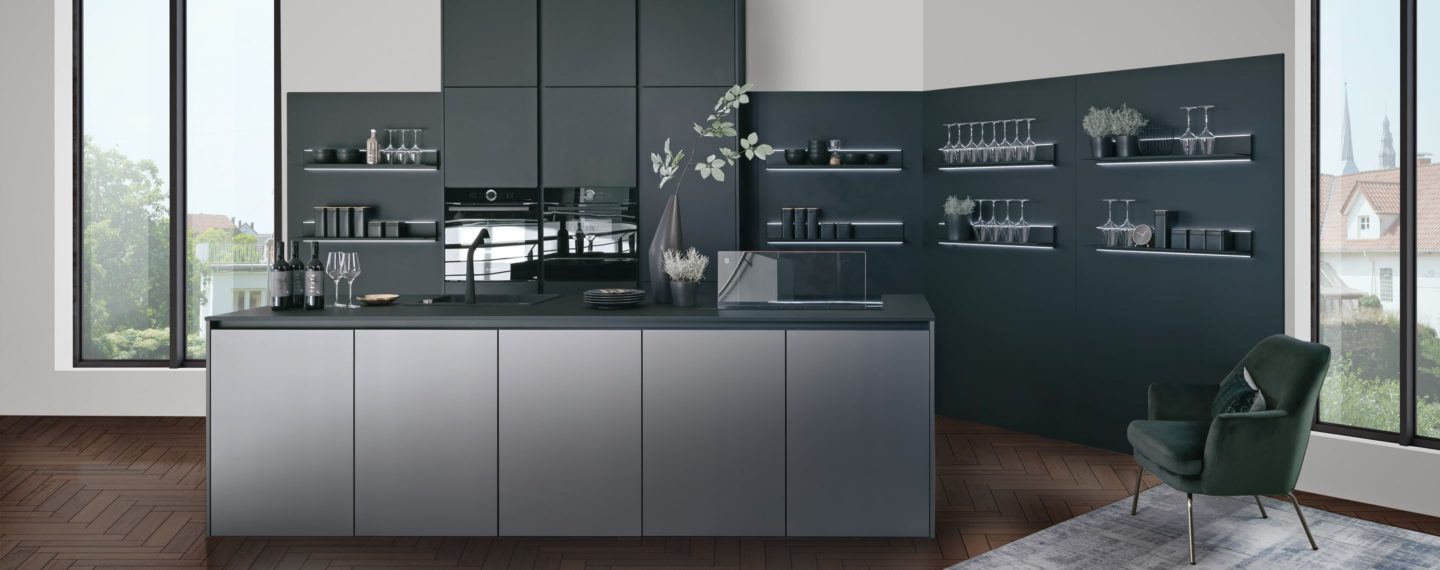 Bild einer modernen Küche in Grau mit Insel