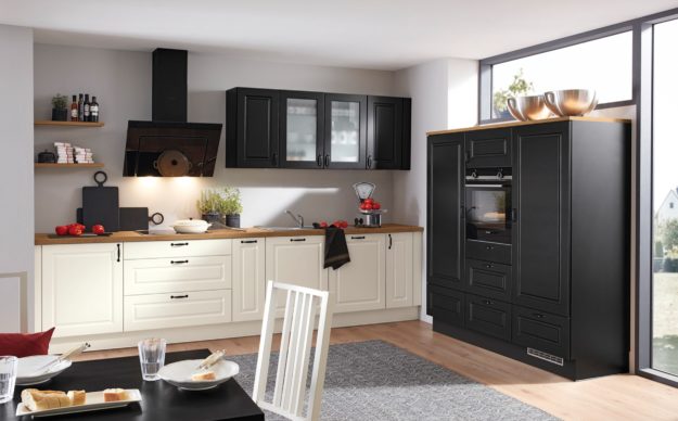 Bild einer Landhausküche in schwarz und weiss